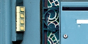 Fotografie eines Briefkastens und einer Klingel an einer Haustür.